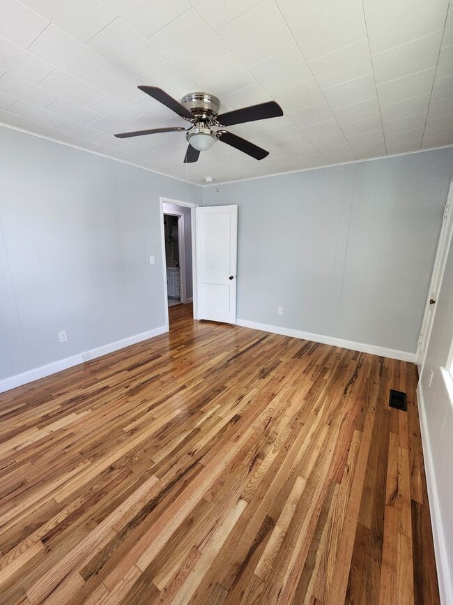 Building Photo - 3/1 Charmer in West Lampasas