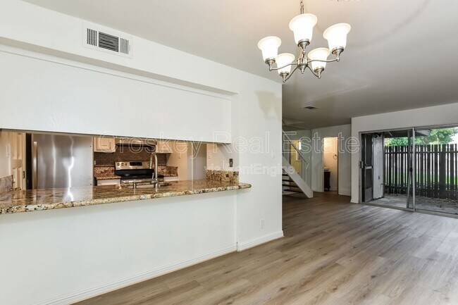 Building Photo - 5422 Roundtree Ct