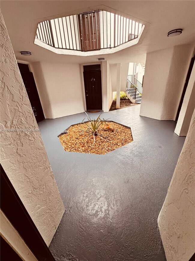 Building Photo - 211 Lake Pointe Dr