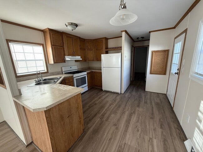 Building Photo - 48 Finch St