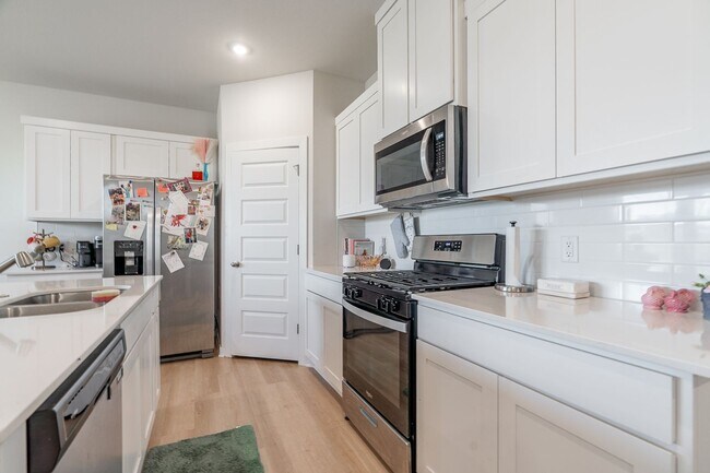 Building Photo - Immaculate 4-bedroom 3.5 bath Home in Fayetteville! Pre-Leasing for Fall Semester!