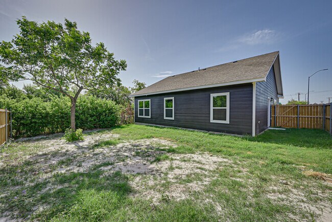 Building Photo - NO ADMIN FEE- SAVINGS OF $300.00!