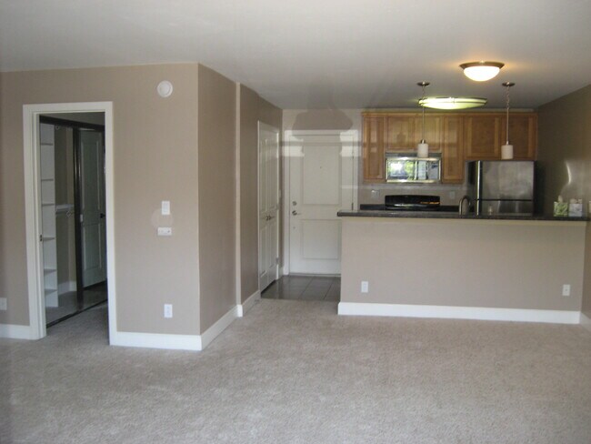 Entrance, Kitchen, Bathroom (left) - 10982 Roebling Ave