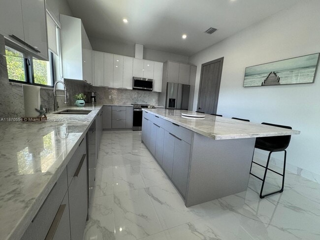 Building Photo - 305 Loeb Ave