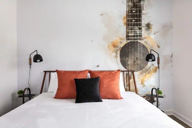 Building Photo - 738 Douglas Ave