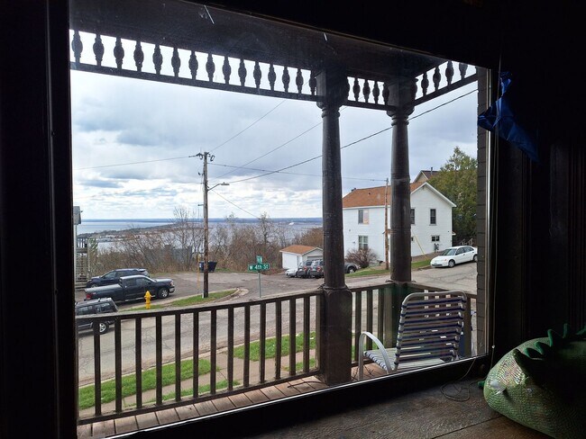 Building Photo - Large 3 Bedroom Open August