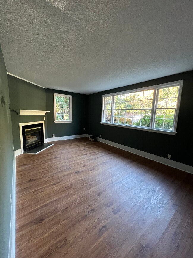 Building Photo - 913 Brookwood Dr