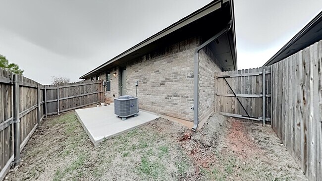 Building Photo - 2 Bedroom 2 Bathroom 2 Car Garage Duplex Close to Broadway Extension and 8 Minutes from Downtown OKC