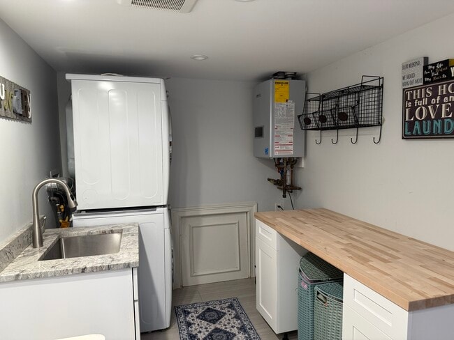 Building Photo - 1316 W 59th St