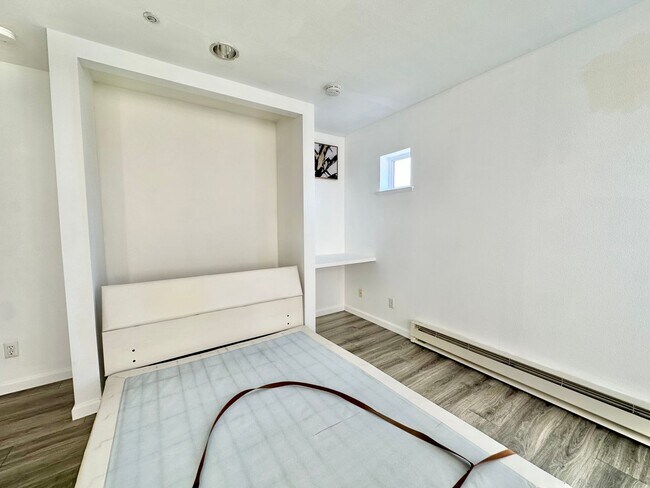 Building Photo - Epic REA: Bright Top Floor Corner Studio w...