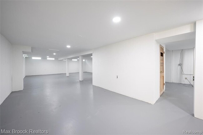 Building Photo - 6695 Lahser Rd