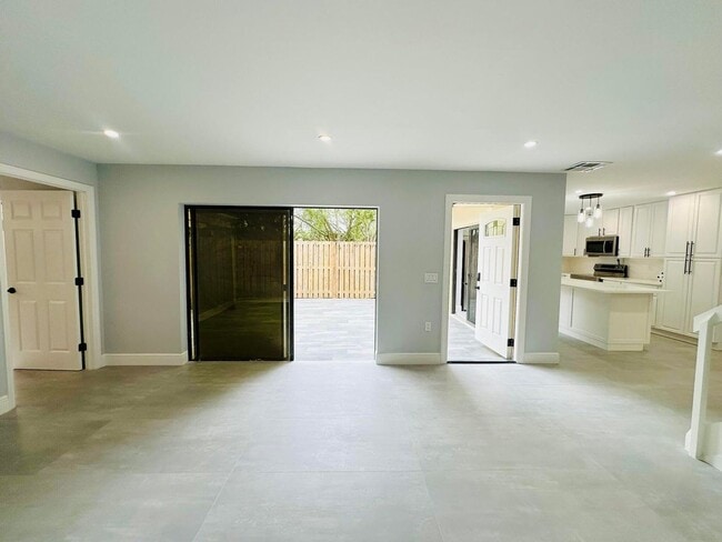 Building Photo - 403 4th Ln