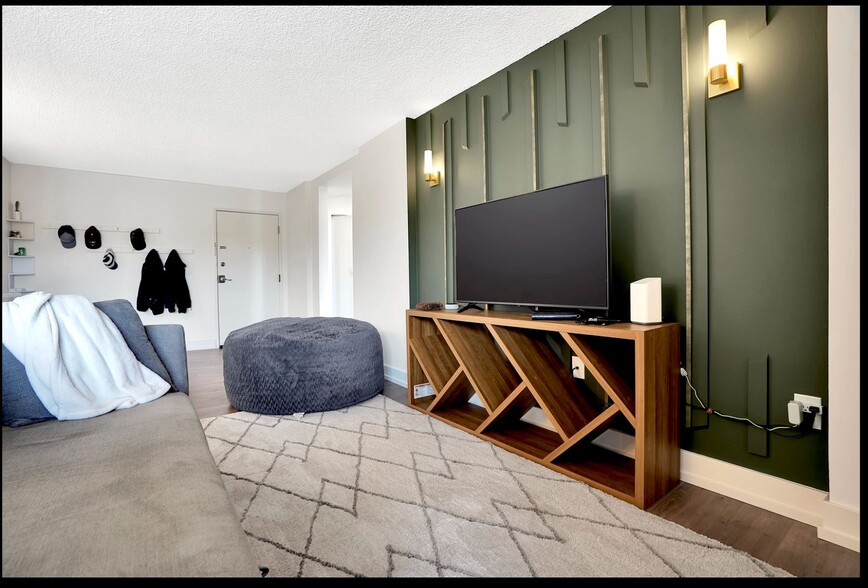 Building Photo - 10 N Wood Ave