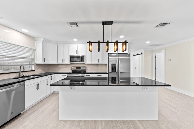 Building Photo - Naples Park - 3 Bedroom, 2 Bathroom - Annu...
