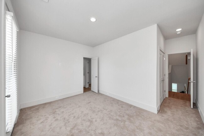 Building Photo - 1049 Glenn Ave