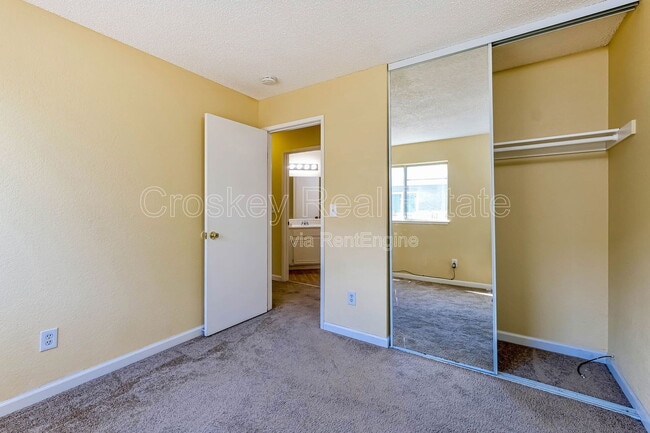 Building Photo - 3724 Gladstone Dr