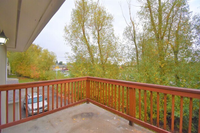 Building Photo - Great top floor 2 bed 1 bath condo, amazin...
