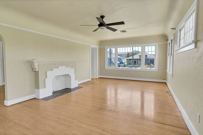 Building Photo - Great upstairs bungalow in Hillcrest with one car garage!