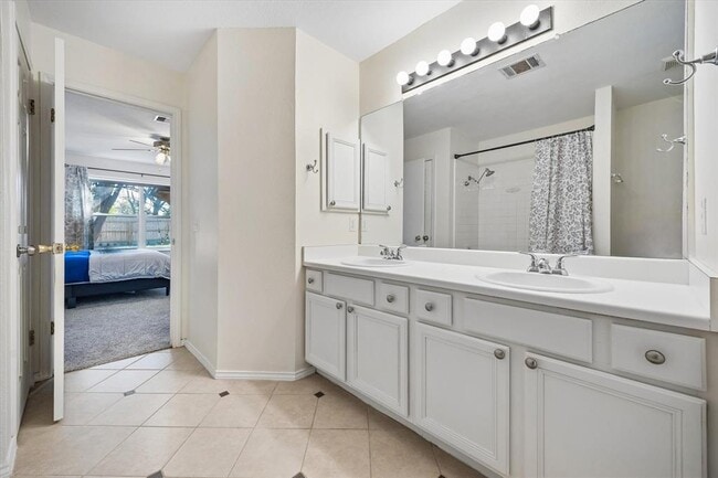 Building Photo - 2011 Harvest Moon Dr