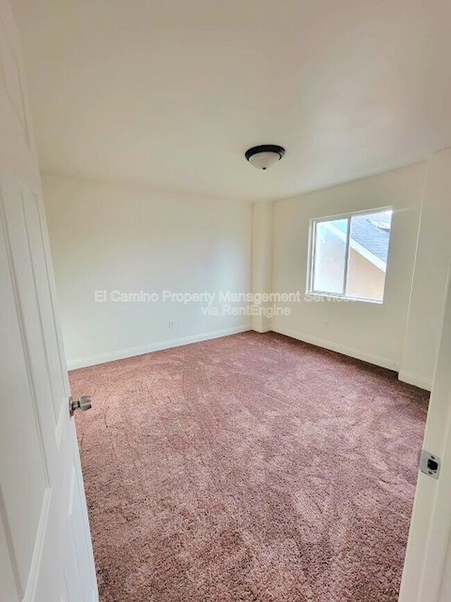 Building Photo - 1424 E 59th St