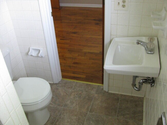 Building Photo - 531 Eddie Ln