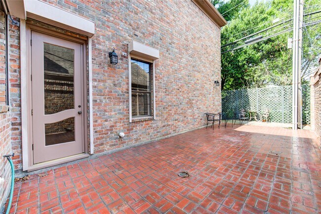 Building Photo - 2510 Potomac Dr