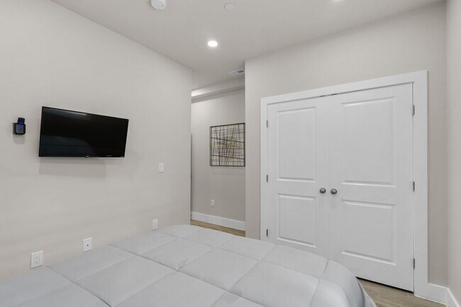 Building Photo - 711 16th St NE