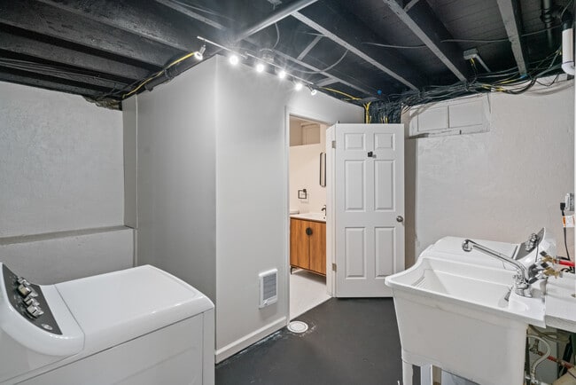 Building Photo - 2321 Spring St