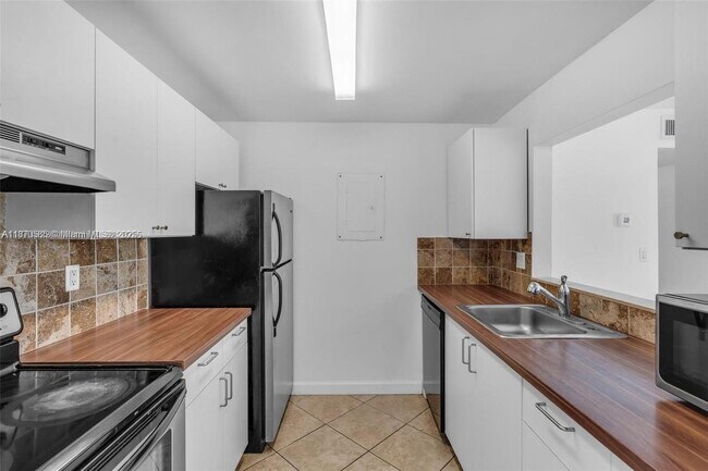 Building Photo - 2150 SW 16th Ave