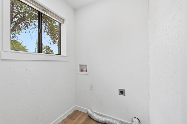 Building Photo - $2,595.95 - 3 Bed/2 Bath Home in Colorado Springs with Large backyard.