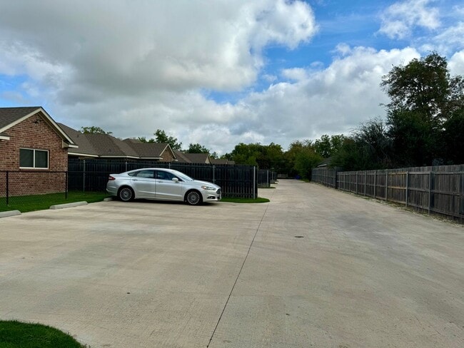 Building Photo - Spacious 4-Bed, 4.5-Bath Home in the Heart...