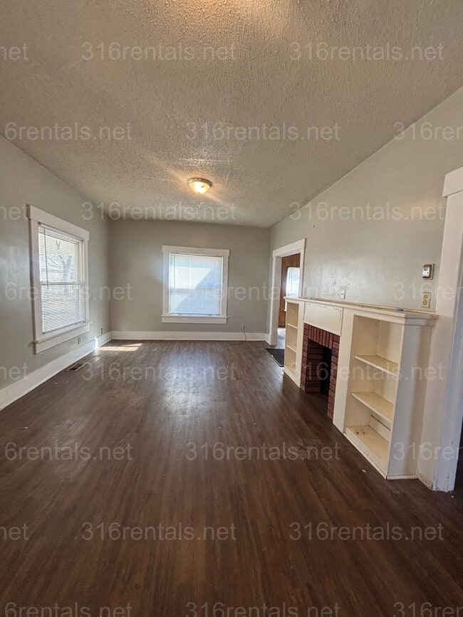 Building Photo - Three bedroom one bath freshly painted house available NOW!