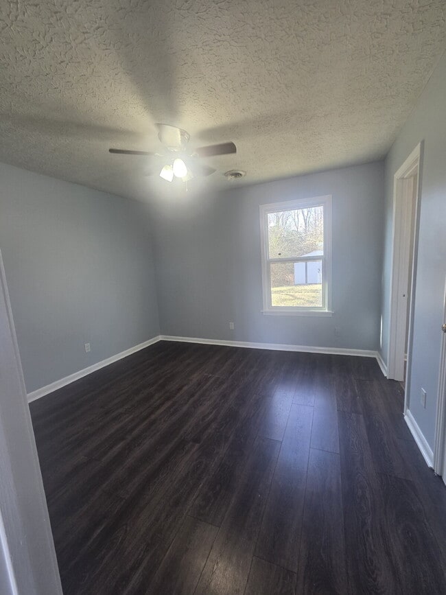 Building Photo - Cozy 1 Bedroom Retreat with Stylish LVP Flooring