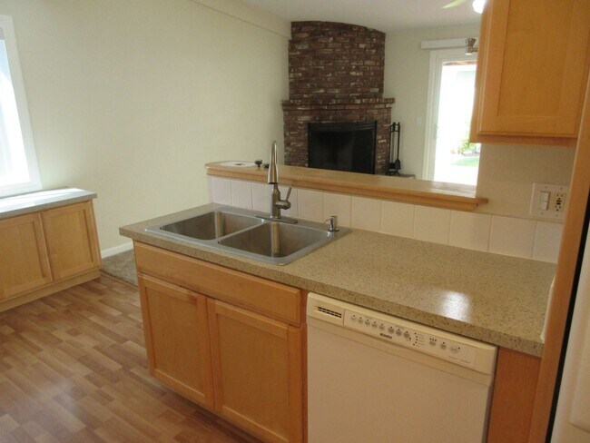 Building Photo - Well Maintained Three Bedroom in Keizer