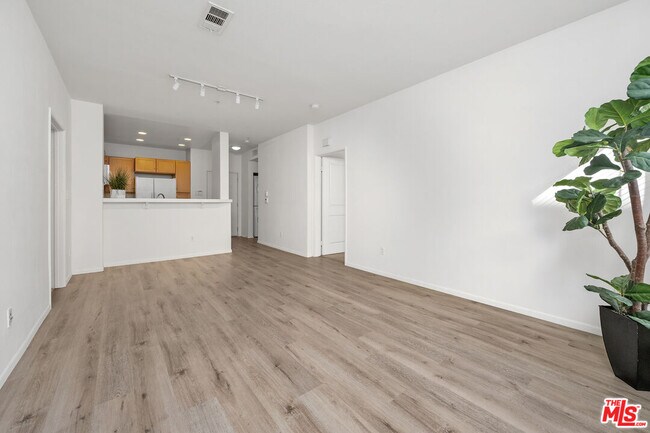 Building Photo - 6400 Crescent Prk E