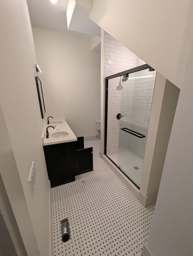 Building Photo - Beautifully Renovated, Elegant Apartments in Historic Covington