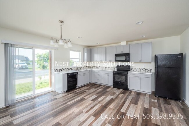 Building Photo - 2 Bed, 2.5 Bath Townhome for Rent