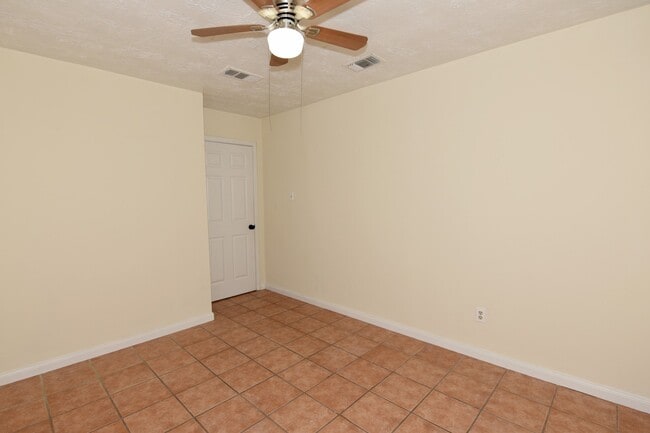 Building Photo - 16222 Queensdale Dr