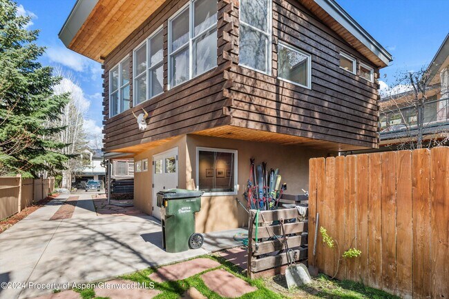 Building Photo - 308 Park Ave