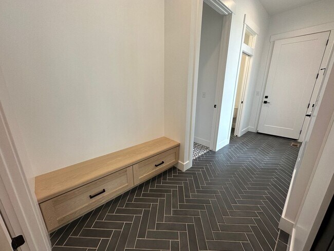 Building Photo - Gorgeous 5 Bed 3.5 Bath Home at Daybreak I...