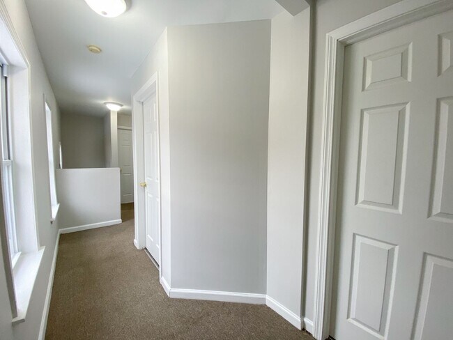 Building Photo - Gorgeous single-family home near Hartford Hospital