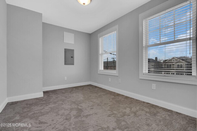 Building Photo - 223 Maple Ave