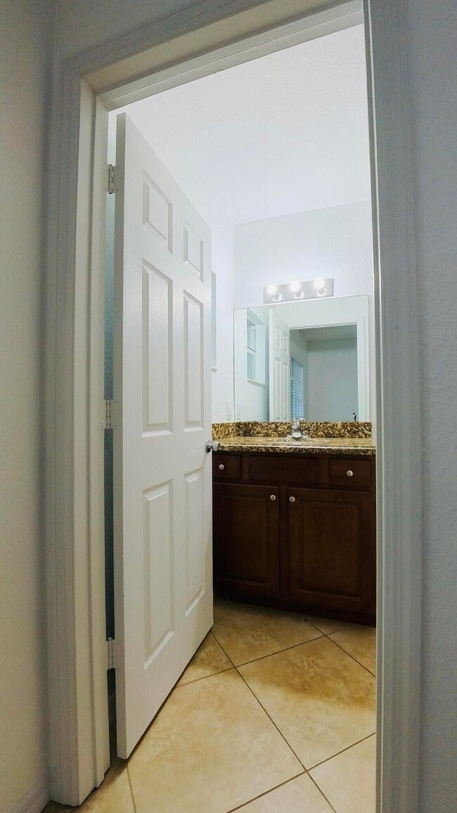 Building Photo - 1000 Palm Trail