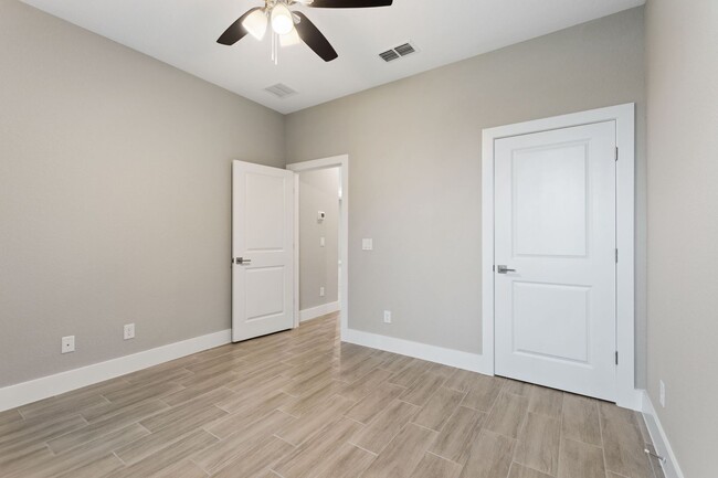 Building Photo - 1057 Sabine Pl