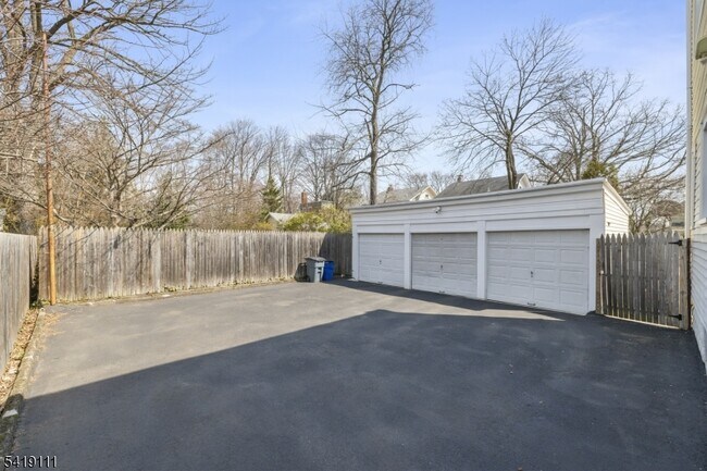 Building Photo - 7 Rosedale Ave