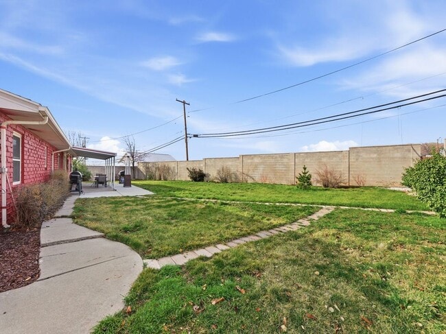 Building Photo - 2885 E Loran Heights Dr