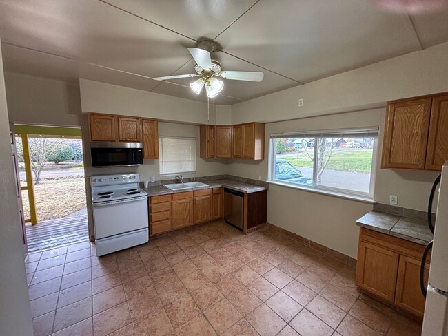 Building Photo - Large front porch, dead end street, spacio...