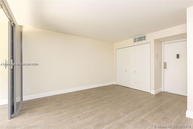 Building Photo - 16919 N Bay Rd