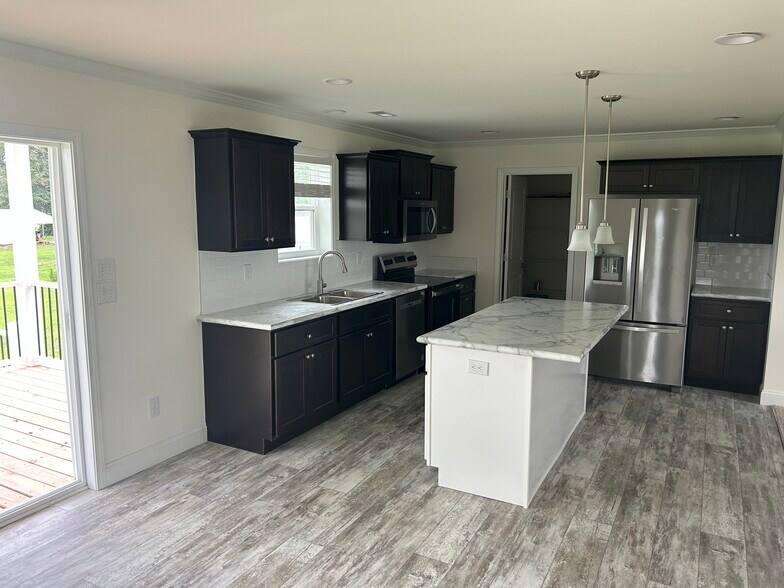 Kitchen - 54 Bay Lake Dr