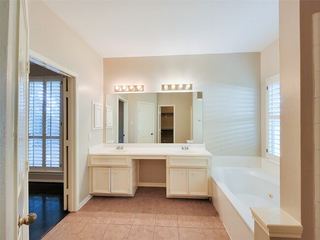 Building Photo - 4106 Creek Ridge Ln